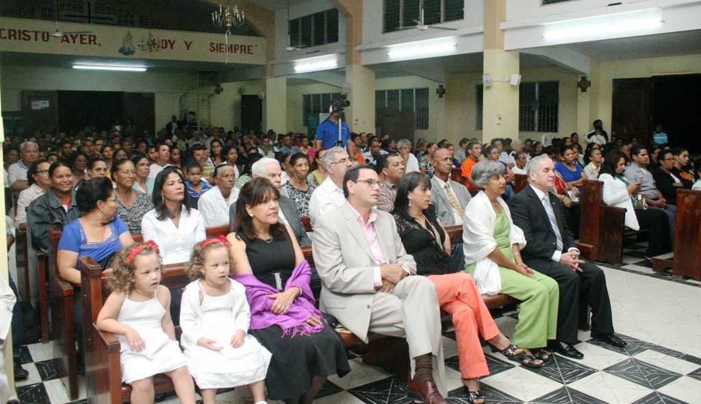 Doña Rosaida Vargas, esposa del senador José Rafael Vargas, Pempen Cabreja, Síndico de Cayetano Germosen y esposa, el Doctor Kero Gómez, personalidades y feligreses que asistieron al acto